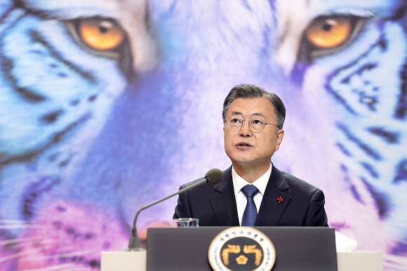 문재인 대통령이 3일 오전 청와대에서  화상으로 열린 ‘2022년 신년 인사회’에서 인사말을 하고 있다. 이날 화상 신년 인사회에는 박병석 국회의장과 김명수 대법원장, 유남석 헌법재판소장,  김부겸 국무총리, 노정희 중앙선거관리위원장 등 5부 요인과 여야 당대표, 종교계 인사 등이 참석했다. 2022. 1. 3 박지환 기자