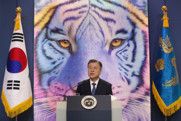 문재인 대통령이 3일 오전 청와대에서  화상으로 열린 ‘2022년 신년 인사회’에서 인사말을 하고 있다. 이날 화상 신년 인사회에는 박병석 국회의장과 김명수 대법원장, 유남석 헌법재판소장,  김부겸 국무총리, 노정희 중앙선거관리위원장 등 5부 요인과 여야 당대표, 종교계 인사 등이 참석했다.2022. 1. 3 박지환 기자