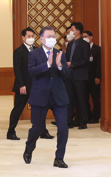 문재인 대통령이 3일 오전 청와대에서 화상으로 열린 ‘2022년 신년 인사회’에 참석하기 위해 이동하고 있다.  2022. 1. 3 박지환 기자