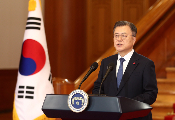 문재인 대통령이 2일 오전 청와대 본관 1층 로비에서 2022년 신년사를 발표하고 있다. 2022. 1. 3 박지환 기자