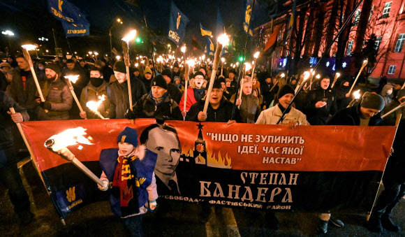 우크라이나 민족운동 지도자인 스테판 반데라 탄생 113주년을 맞아 지난 1일(현지시간) 수도 키예프에서 우익 민족주의자들이 횃불 행렬을 벌이고 있다. 키예프 AFP 연합뉴스