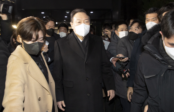 윤석열 국민의힘 대선후보가 3일 저녁 서울 여의도 당사에서 중앙선대위 전면 쇄신안 후속대책을 논의하고 당사를 나서고 있다. 2022.1.3 김명국 선임기자