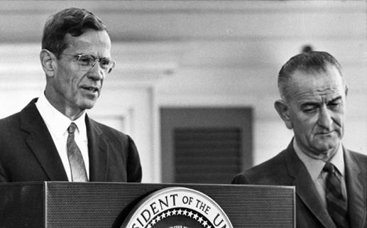 1965년 12월 7일 린든 존슨 전 미국 대통령의 텍사스 개인목장에서 기자회견하는 윌리엄 마틴(왼쪽) 연준 의장. 이 자리에서 마틴 의장은 대통령과 금리 정책에 관해 큰 이견이 없다고 밝혔지만, 사실은 상당한 갈등이 있었다. 서울신문 DB