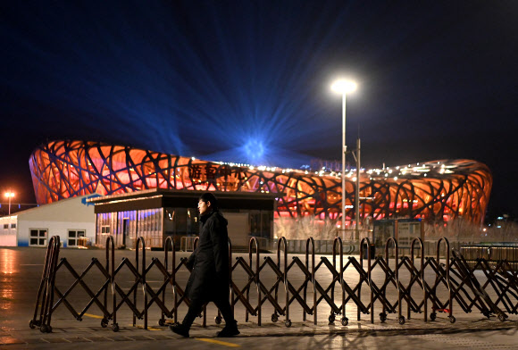 올림픽 보안요원이 새둥지 모양의 니아오차오 스타디움 주변을 살피고 있다.  베이징 AFP 연합뉴스