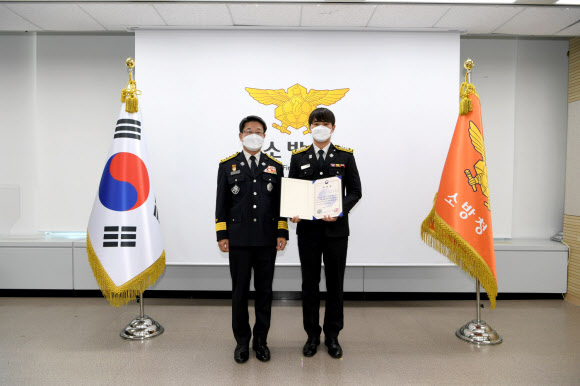 소방조직에 입문한 2014년부터 8년간 생활고를 겪는 베트남 어린이를 남몰래 후원해온 용인소방서 김승범 소방장이 소방청 주관으로 열린 ‘자랑스러운 소방인상’ 시상식에서 선행활동 유공 표창을 받았다고 4일 밝혔다. 사진은 ‘자랑스러운 소방인상’ 수상한 김승범 소방장. 경기소방재난본부 제공