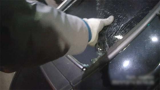 박석홍 경사가 전도된 승용차 안에 갇힌 운전자를 구조하기 위해 유리창을 손으로 뜯어내고 있다. [광주경찰청 제공]