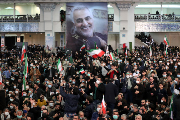 거셈 솔레이마니 이란 혁명수비대(IRGC) 쿠드스군 사령관 사망 2주기인 3일(현지시간) 이란 수도 테헤란의 무살라 모스크에서 열린 추모식에 수만명의 시민들이 운집했다. 신화 연합뉴스