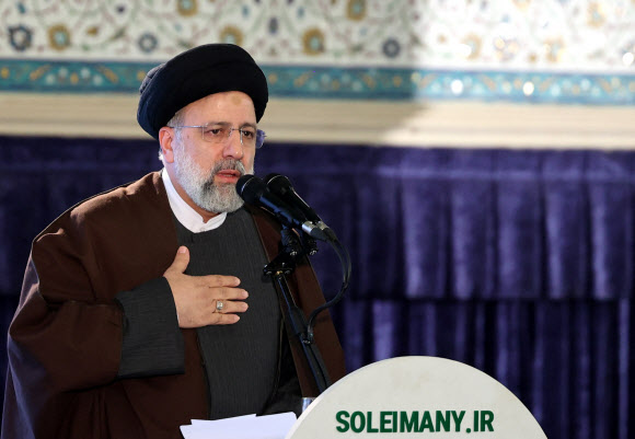 에브라힘 라이시 이란 대통령이 3일(현지시간) 이란 테헤란 무살라 모스크에서 열린 거셈 솔레이마니 이란 혁명수비대(IRGC) 쿠드스군 사령관 사망 2주기 추모식에서 연설하고 있다. 로이터 연합뉴스