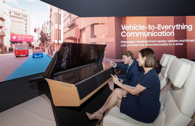 3일(현지시간) 미국 라스베이거스 컨벤션센터에 마련된 세계 최대 전자·IT 전시회 ‘CES 2022’ 삼성전자 전시관에서 모델이 증강현실(AR)을 기반으로 한 미래 차량을 운전해 보는 체험을 하고 있다.  삼성전자 제공