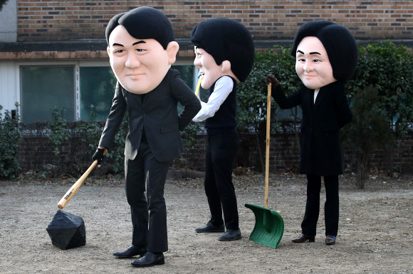 ‘석탄 치우기’ 퍼포먼스하는 윤석열 후보 가면