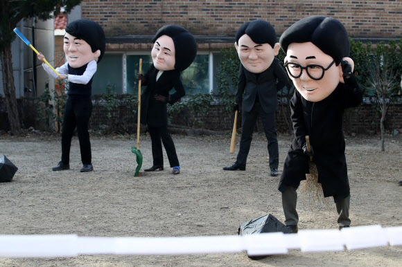 ‘석탄 치우기’ 퍼포먼스하는 이재명 후보 가면