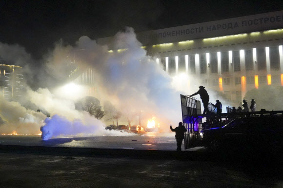 4일(현지시간) 카자흐스탄 알마티에서 액화석유가스(LPG) 가격 인상에 반대하는 시위가 열린 가운데 진압 경찰이 시위대를 저지하기 위해 방어벽을 만들고 있다. 알마티 AP 연합뉴스