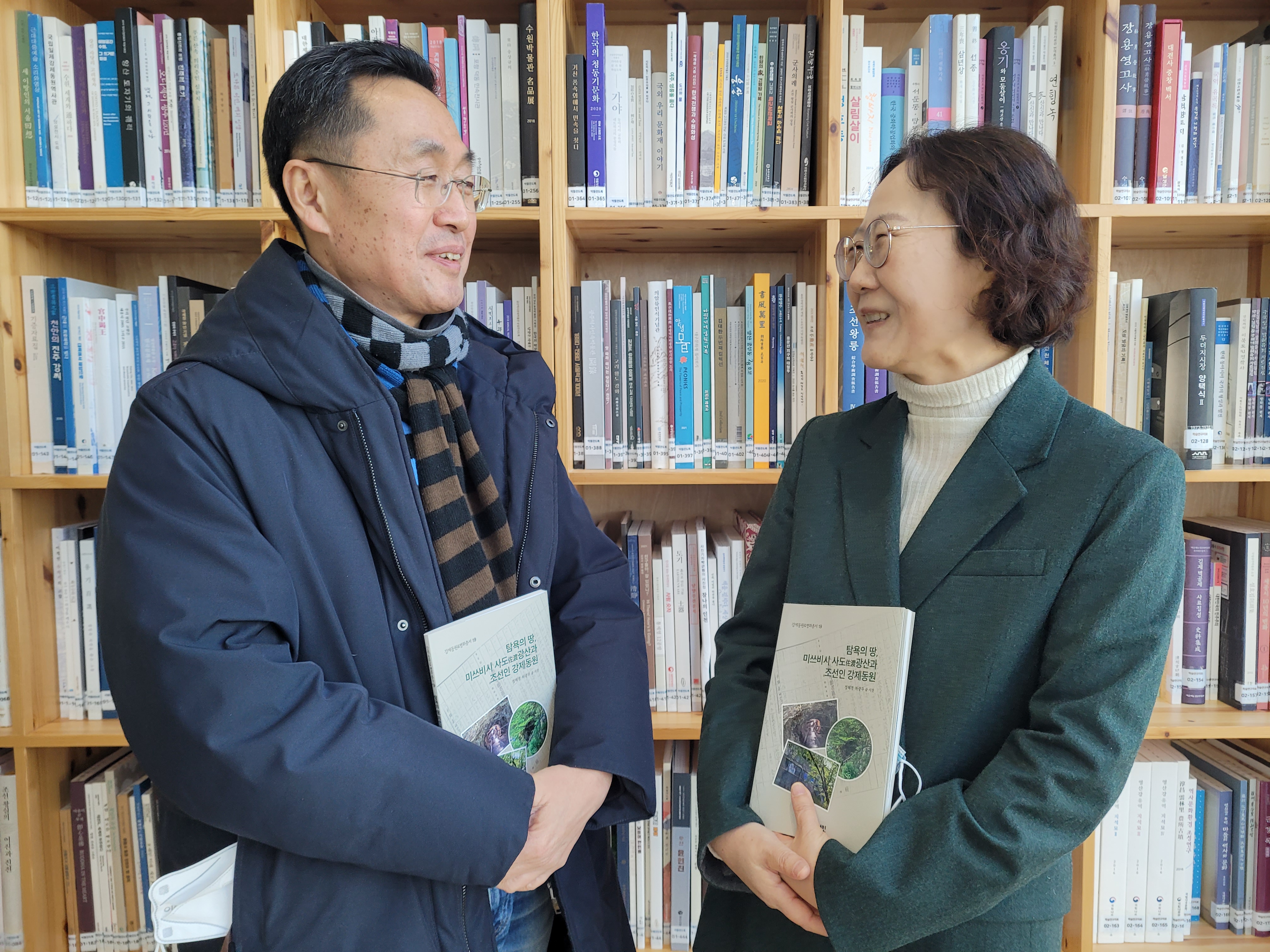 ‘탐욕의 땅, 미쓰비시 사도광산과 조선인 강제동원’ 저자인 정혜경(오른쪽) 일제 강제동원＆평화연구회 대표연구위원과 허광무 연구위원이 5일 인천 부평구 부평문화원에서 저서를 소개하며 포즈를 취하고 있다. 사진 촬영을 위해 두 저자가 잠시 마스크를 벗은 모습.