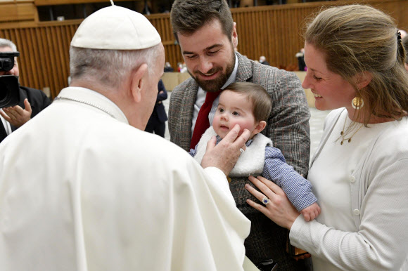 아기 축복하는 프란치스코 교황