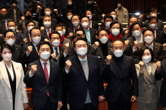 구호 외치는 윤석열 대선후보와 국민의힘 의원들