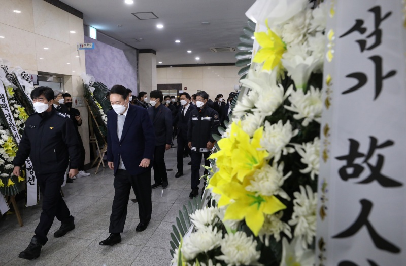 국민의힘 윤석열 대선 후보와 이준석 대표가 6일 오후 경기도 평택시 제일장례식장에 마련된 평택 신축 공사장 화재 현장에서 순직한 소방관 빈소 조문을 마치고 나오고 있다. 2022.1.6 공동취재