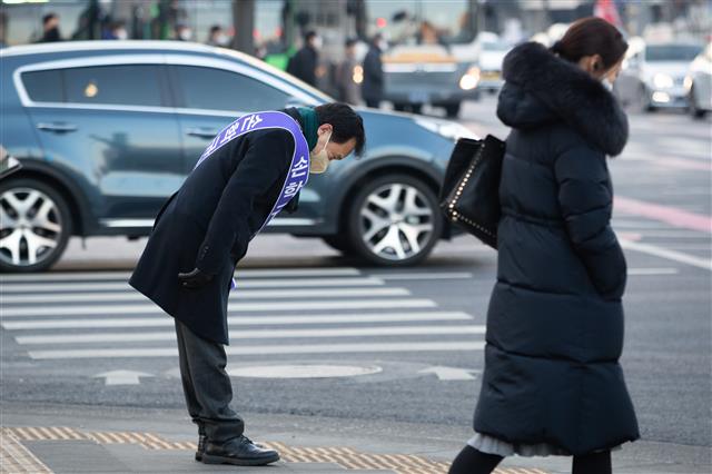 손학규 무소속 대선후보가 7일 서울 광화문 세종대로사거리에서 출근길 시민들을 향해 인사하고 있다. 2022.1.7 뉴스1
