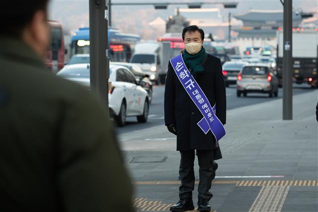 손학규 무소속 대선후보가 7일 서울 광화문 세종대로사거리에서 출근길 시민들을 향해 인사하고 있다. 2022.1.7 뉴스1