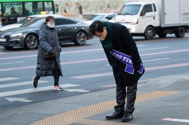 손학규 무소속 대선후보가 7일 서울 광화문 세종대로사거리에서 출근길 시민들을 향해 인사하고 있다. 2022.1.7 뉴스1