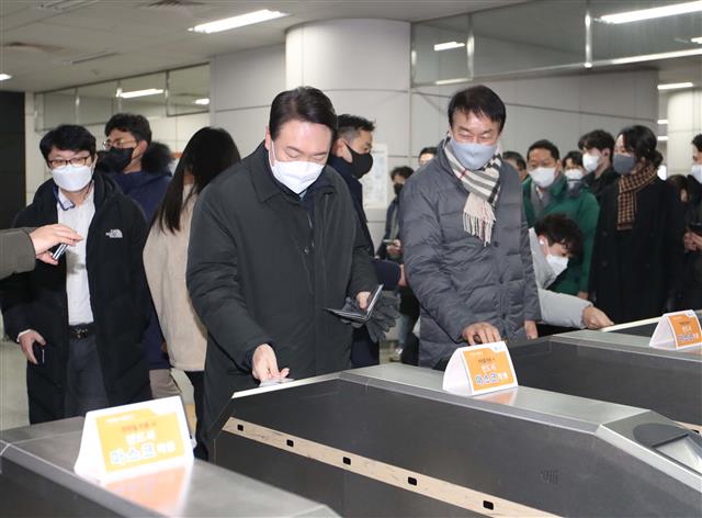 윤석열, 9호선 타고 출근 ‘지옥철 체험’