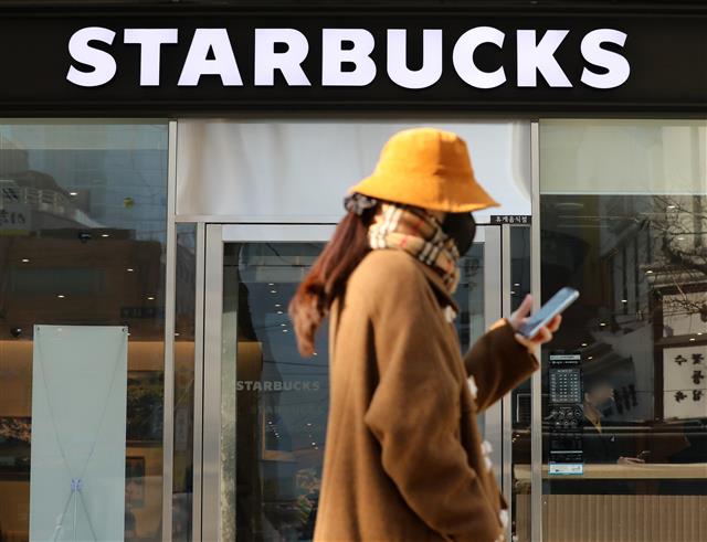 스타벅스 코리아가 오는 13일부터 일부 음료 가격을?100∼400원씩 인상한다. 스타벅스에 따르면 현재 판매 중인 음료 53종 중 카페 아메리카노, 카페 라떼를 포함한 46종의 가격이 인상된다. 스타벅스의 음료 가격 인상은 2014년 7월 이후 약 7년 6개월 만이다. 스타벅스 관계자는 “최근 급등한 원두 가격 등 각종 원·부재료와 코로나19로 인한 국제 물류비 상승 등 가격 압박 요인이 누적돼 음료 가격을 올리게 됐다”고 말했다. 사진은 7일 서울 시내 한 스타벅스 매장의 모습. 2022.1.7 뉴스1