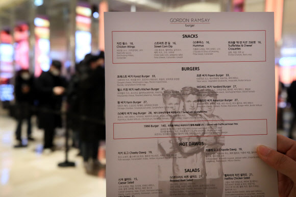 영국 출신의 스타 셰프 고든 램지의 버거 레스토랑인 ‘고든 램지 버거’가 정식 오픈한 7일 오전 서울 잠실 롯데월드몰의 매장 앞에서 고객들이 대기하고 있다. 2022.1.7  연합뉴스