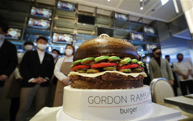 영국 출신 요리사의 햄버거 레스토랑 ‘고든램지버거’ 한국 매장이 7일 서울 송파구 잠실 롯데월드몰에서 아시아 최초로 그랜드 오픈했다. 오픈식 전 직원들과 관계자들이 축하파티를 하고 있다. 2022.1.7 뉴스1