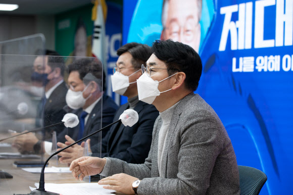 박용진 더불어민주당 청년과미래정치위원장이 7일 오전 서울 여의도 당사에서 열린 선대위 본부장단 회의에서 발언하고 있다. 2022.1.7 연합뉴스