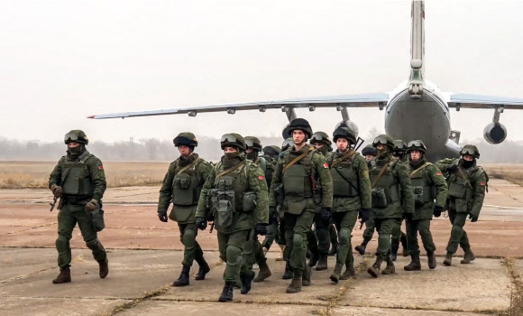 8일(현지시간) 카자흐스탄에 파견된 벨라루스 낙하산 부대가 군용화물기에서 내리고 있다. 옛 소련 6개국이 결성한 집단안보조약기구(CSTO)는 2500명 규모의 평화유지군을 카자흐스탄에 파견했다. 러시아 국방부 제공 AFP 연합뉴스