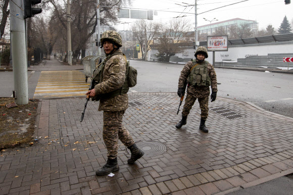 7일(현지시간) 대규모 반정부 시위가 휩쓸고 간 카자흐스탄 알마티에서 군인들이 거리를 순찰하고 있다. 알마티 AP 연합뉴스