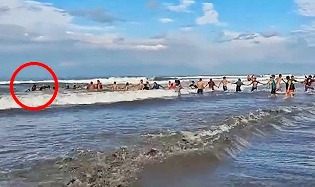 새해 첫날, 필리핀에서 시민 수십 명이 ‘인간 띠’를 만들어 물에 빠진 수영객을 구조했다. 5일 영국 미러는 거센 조류에 휩쓸린 수영객이 ‘인간 띠’ 덕에 목숨을 건졌다고 보도했다.