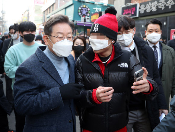 더불어민주당 이재명 대선 후보가  9일 오후 서울 마포구 홍대거리에서 시민들을 만나 기념촬영을 하고 있다. 2022.1.9 국회사진기자단