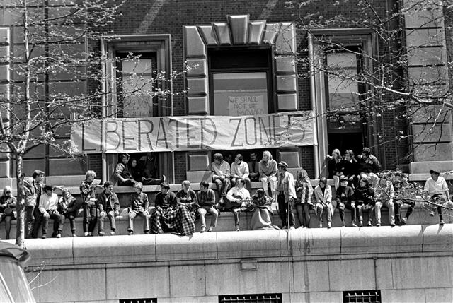 반전 시위에 참가한 학생들로 가득한 컬럼비아대 교정. 뉴욕타임스