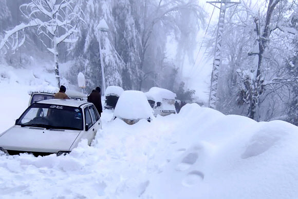 눈 구경 갔다가 눈폭풍에 車수천 대 고립… 파키스탄 22명 사망