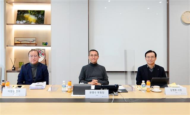 권영수(가운데) LG에너지솔루션 부회장이 10일 온라인 기자간담회에서 회사의 중장기 비전을 소개하고 있다. LG에너지솔루션 제공