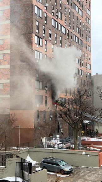 뉴욕 아파트 화재… 어린이 포함 19명 사망