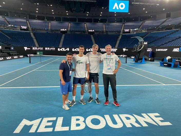 세르비아의 테니스 스타 노바크 조코비치(왼쪽 두 번째)가 11일 0시를 조금 넘긴 시각 자신의 트위터 계정에 호주오픈 테니스대회가 열리는 멜버른의 로드 레이버 아레나 연습 코트에서 코치들과 함께 포즈를 취하고 있다. 트위터 캡처