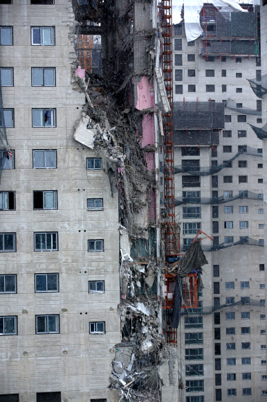 공사 중인 고층아파트 외벽 붕괴