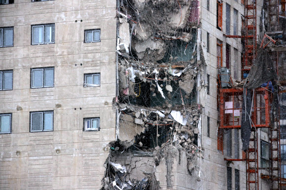 붕괴된 외벽  11일 오후 4시쯤 광주 서구 화정동에서 신축 공사 중인 고층아파트의 외벽이 무너져내렸다. 2022.1.11 <br>연합뉴스