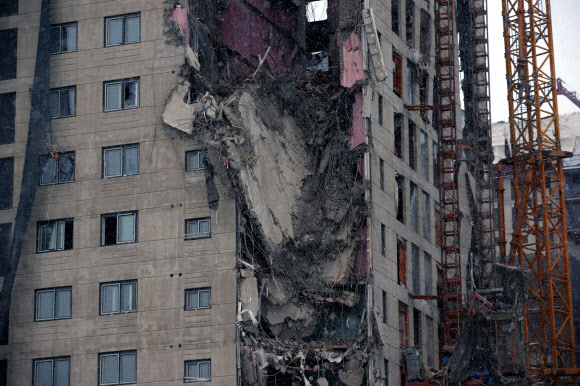 11일 오후 4시쯤 광주 서구 화정동에서 신축 공사 중인 고층아파트의 외벽이 무너져내렸다. 2022.1.11 연합뉴스