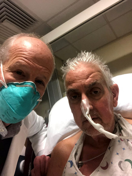 환자인 57세 남성 데이비드 베넷(오른쪽)이 담당의 바틀리 그리피스와 함께 셀카를 찍고 있다.  로이터 연합뉴스