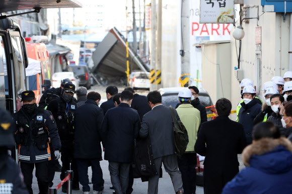 사고 현장 보는 현대산업개발 임직원