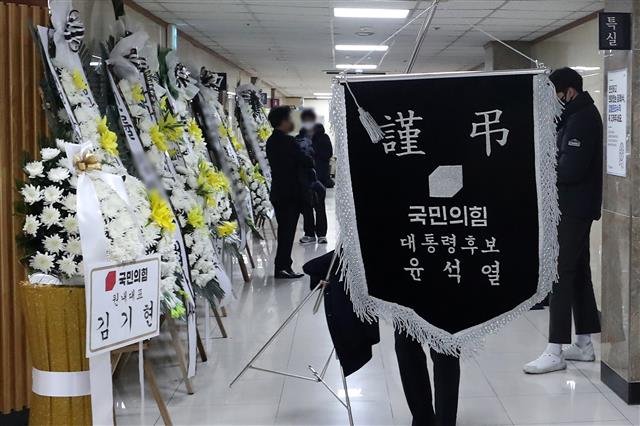 이재명 변호사비 대납 의혹 제보자 빈소에 윤석열 조화 도착