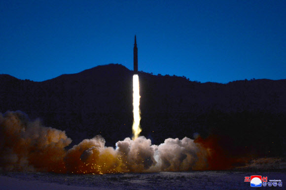 북한이 지난 11일 발사한 극초음속 미사일. 평양 조선중앙통신·연합뉴스