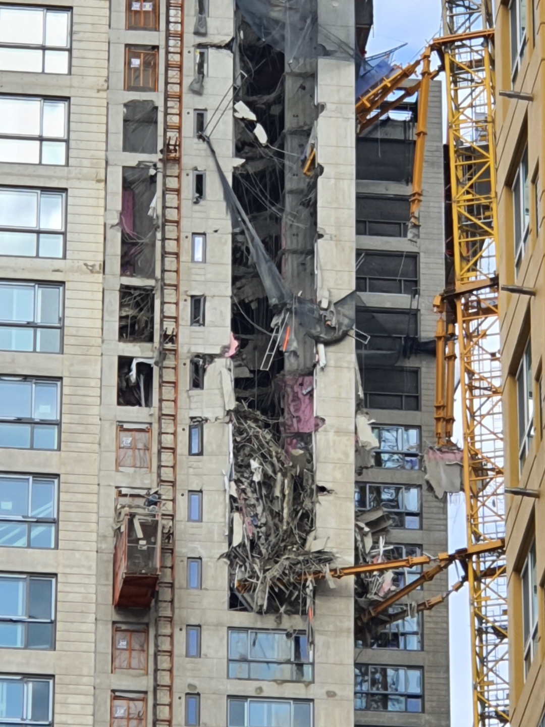 광주 현대산업개발 아이파크 신축 아파트의 붕괴된 모습 
