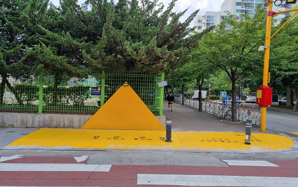 서울 노원구가 중원초등학교 앞에 설치한 옐로카펫. 노원구 제공
