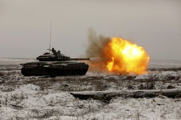 러시아 T-72B3 전차 한 대가 지난 12일 러시아 남부 로스토프 지역의 카다모프스키 사격장에서 훈련 발포를 하고 있다. 로스토프 AP 연합뉴스