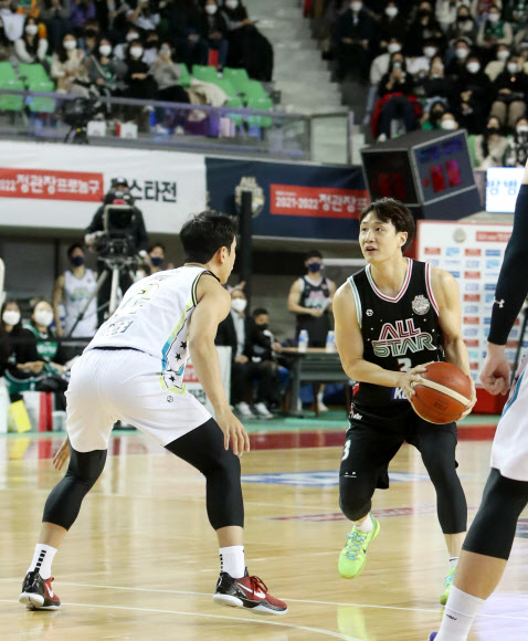 ‘맞붙은 허웅과 허훈’