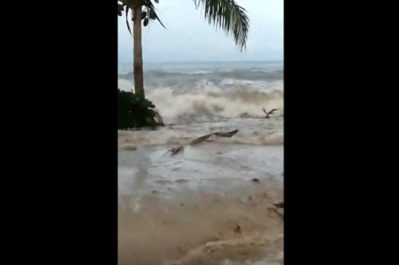 통가에서 800㎞ 이상 떨어진 피지의 수도인 수바 해안에 닥친 쓰나미로 거친 파도가 몰아치고 있다.  수바 AFP 연합뉴스