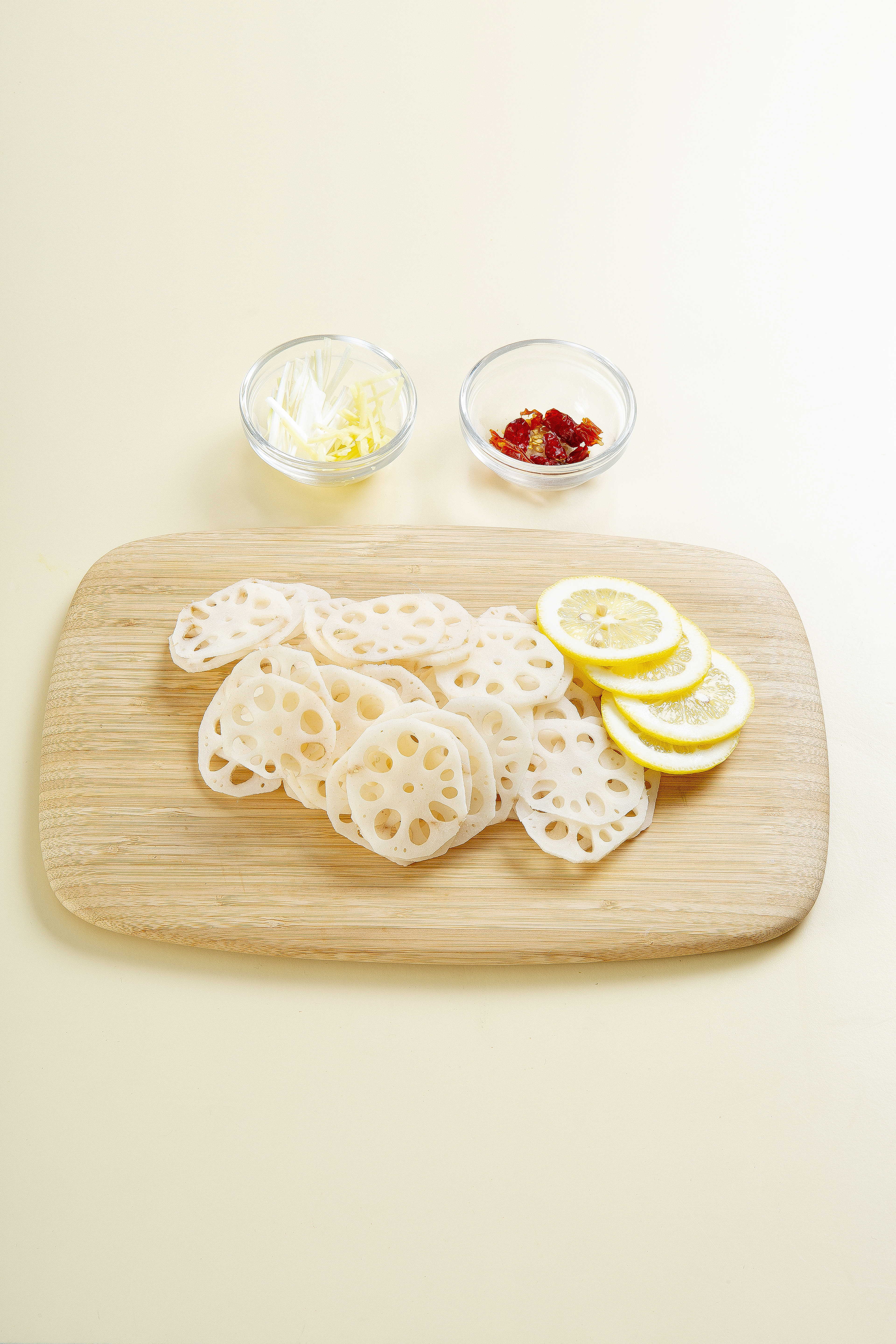 1.연근은 껍집을 벗기고 얇게 슬라이스한다. 대파와 생강을 채 썰고 베트남 고추는 굵게 다진다. 양념 재료를 섞어서 설탕이 잘 녹도록 저어 주고 레몬은 얇게 슬라이스한다.